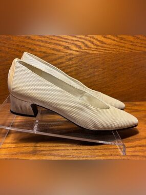 VTG Stuart Weitzman Opalescent Textured Leather Low Block Heel Pumps Beige 8.5